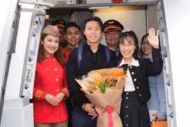 Vietjet chairwoman Nguyen Thi Phuong Thao (right) poses for a group photo with Vietnamese business representatives (Photo: Vietjet)