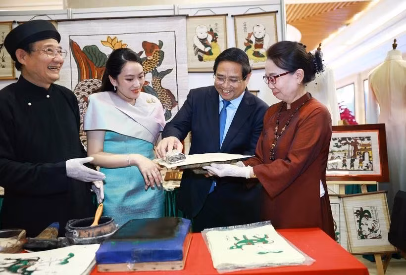 vna-potal-hai-thu-tuong-viet-nam-va-thai-lan-tham-quan-trung-bay-anh-va-cac-san-pham-thu-cong-truyen-thong-8034569.jpg