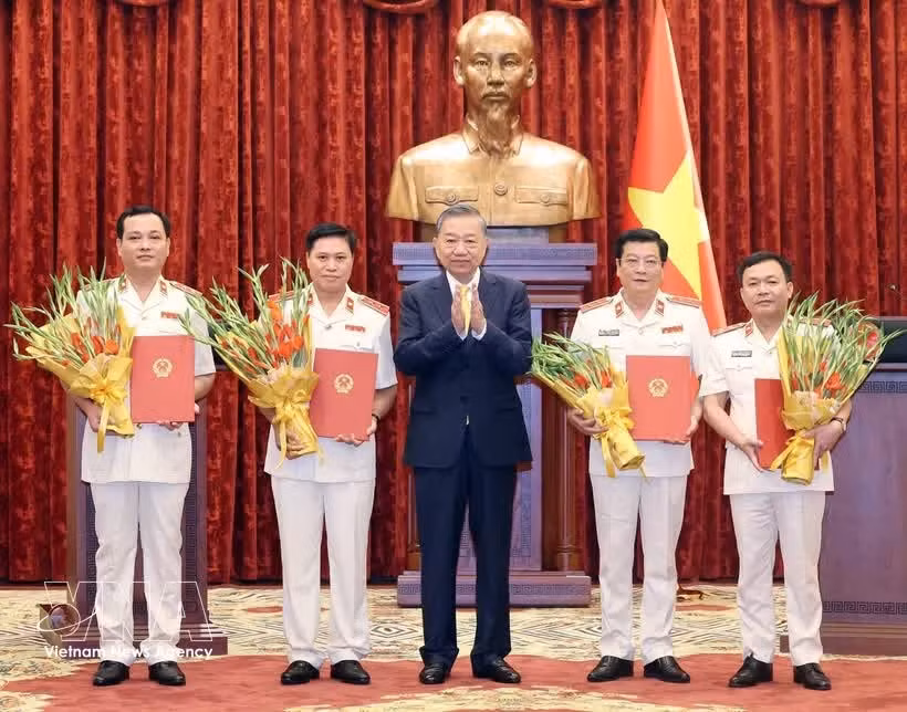 potal-tong-bi-thu-chu-tich-nuoc-to-lam-trao-quyet-dinh-bo-nhiem-chuc-danh-kiem-sat-vien-vien-kiem-sat-nhan-dan-toi-cao-8978620.jpg