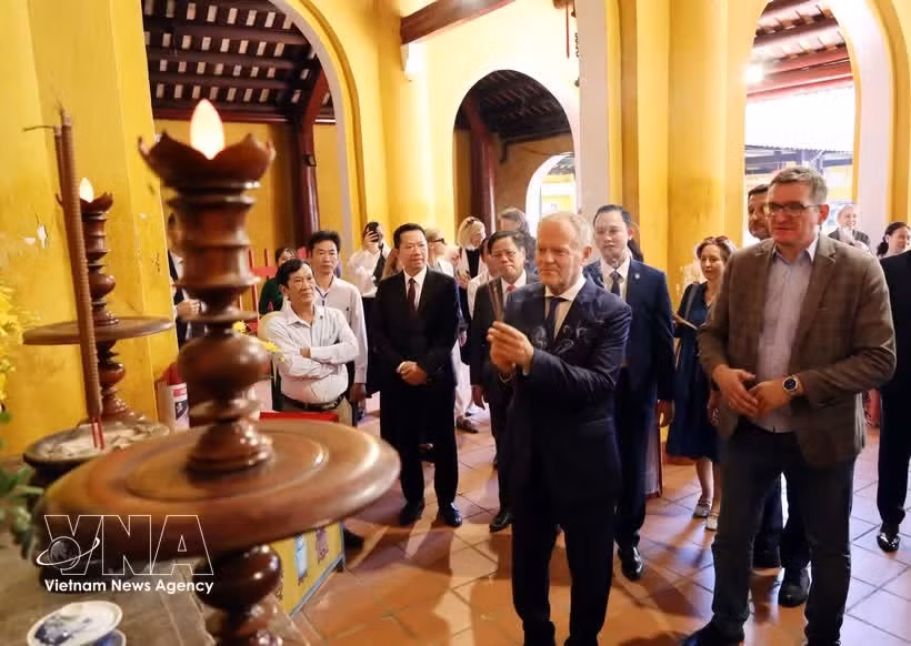 potal-thu-tuong-ba-lan-donald-tusk-tham-va-giao-luu-voi-nguoi-dan-pho-co-hoi-an.jpg