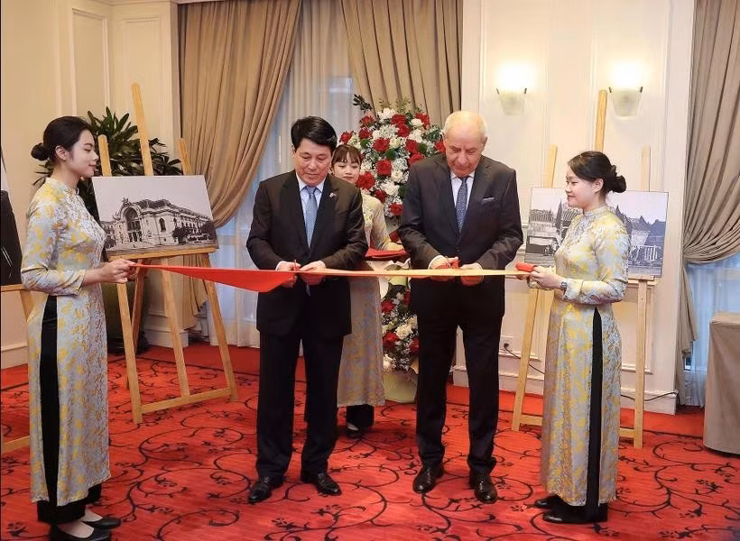vna-potal-chu-tich-nuoc-va-tong-thong-hungary-khai-mac-trung-bay-anh-cua-nhiep-anh-gia-hungary-ve-viet-nam-xua-8060467.jpg