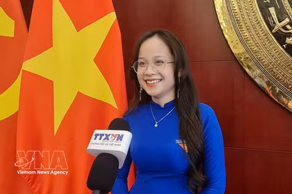 Le Nguyet Quynh, a student at the Tsinghua University School of Economics and Management, speaks to the Vietnam News Agency correspondents in Beijing (Photo: VNA)