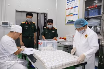 Martyr remains samples from the northern province of Cao Bang are handed over to the Military Institute of Forensic Medicine for DNA analysis. (Photo: VNA)