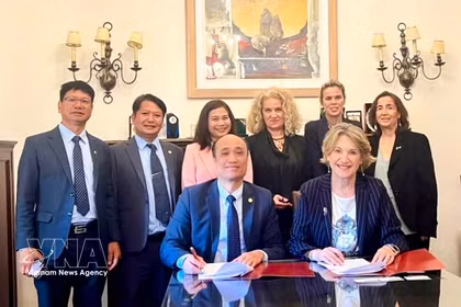 Hanoi Law University signs memoranda of understanding (MoUs) with Deree College of the American College of Greece (ACG) and Panteion University. (Photo: VNA)