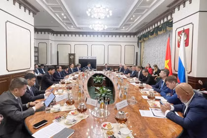 The Hanoi delegation led by Politburo member and Secretary of the municipal Party Committee Tran Duc Thang holds a working session with Russian State Secretary and Deputy Minister of Transport Dmitry Zverev to discuss railway development cooperation on August 13, 2026. (Photo published by VNA) 