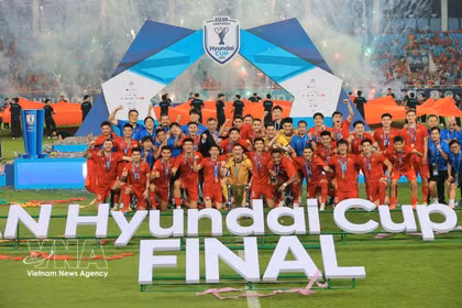 Vietnam's national football team celebrates their ASEAN Cup 2026 win. (Photo: VNA)