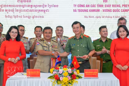 Tay Ninh provincial police and Svay Rieng provincial police of Cambodia sign a cooperation memorandum on crime prevention and ensuring security and public order in border areas (Photo: VNA) 