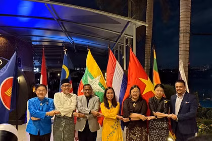 ASEAN ambassadors to Sri Lanka perform a traditional handshake, symbolising solidarity and friendship at the ceremony. (Photo published by VNA)