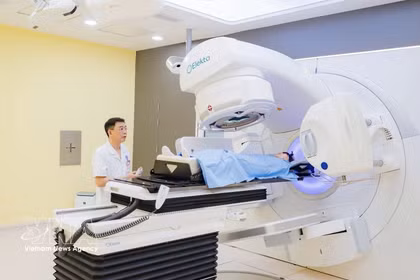 A patient undergoing radiotherapy at National Cancer Hospital (K hospital). (Photo: VNA)
