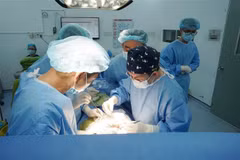 Doctors at Thong Nhat Hospital perform a kidney transplant using a kidney donated by the brain-dead donor. (Photo: VNA)