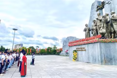 The Vietnam Summer Camp delegation lays flowers at the Monument of President Ho Chi Minh and the people of Quang Binh at Ho Chi Minh Square in Dong Hoi ward, Quang Tri Province. (Photo: VNA)