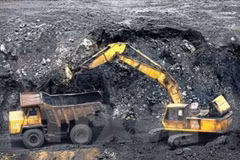 Production activities of Vinacomin at a mining site. (Photo: VNA)