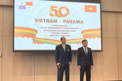 Panamanian Foreign Minister Javier Martínez-Acha Vásquez and Vietnamese Ambassador to Mexico and concurrent Ambassador to Panama Nguyen Van Hai at a celebration marking diplomatic relations. (photo published by VNA)