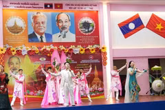 A performance at the cultural exchange programme marking the 135th birth anniversary of President Ho Chi Minh on May 21. (Photo: VNA)