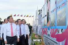 Delegates visit the exhibition on the 1975 Spring Victory in Ho Chi Minh City. (Photo: VNA)
