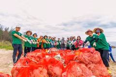 Members of the “Kindness for Sa Can” project collect plastic waste at the Sa Can estuary in Quang Ngai province. (Photo: VNA)
