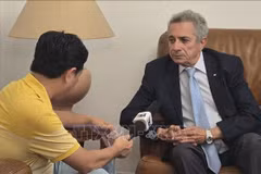 Mourad Lamoudi, FLN Central Committee member in charge of foreign affairs, grants an interview to the VNA. (Photo: VNA)