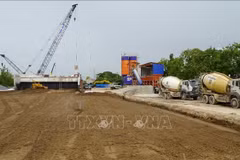Construction of the Cao Lanh – An Huu Expressway, Section 1, passing through Nhi My commune, Cao Lanh district, Dong Thap province. (Photo: VNA)