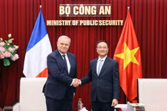 Deputy Minister of Public Security Lieutenant General Pham The Tung and French Minister attached to the Minister for the Interior François-Noël Buffet at the meeting in Hanoi on May 27 (Photo: VNA)