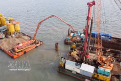 Engineers and workers carry out construction activities at sea. (Photo: VNA)
