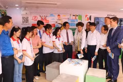 Delegates explore the career-orientation-bus programme. (Photo: VNA) 