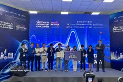 Members of the L-GPT 6.7 team celebrate after winning the Vietnam AI Innovation Challenge (VAIC) 2026 with Lawgic, an AI platform for legal analysis. (Photo: VNA)