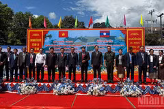 Delegates at a ceremony to commence the expansion project of the Vang Vieng district hospital, Laos. (Photo: VNA)