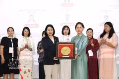 Representatives of the Vietnamese Embassy in the Republic of Korea present commemorative gifts to the executive committee of the Vietnamese Association in Asan city. (Photo: VNA)