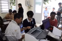 Staff from Viet Development Synergy Co. Ltd. guide fishermen in installing and using the electronic fishing logbook application. (Photo: VNA)