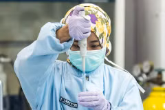 Officer tests food samples at the Food and Drug Monitoring Authority (BPOM) laboratory in Jakarta on February 9, 2026. (Photo: Antara)