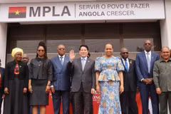 State President Luong Cuong poses for a commemorative photo with leaders of the ruling People’s Movement for the Liberation of Angola. (Photo: VNA)