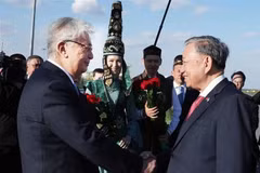 President of Kazakhstan Kassym-Jomart Tokayev welcomes Party General Secretary To Lam at Nursultan Nazarbayev International Airport in the capital city of Astana on May 5. (Photo: VNA)