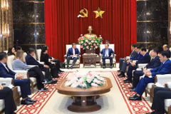 Secretary of the Hanoi Party Committee Tran Duc Thang (L) meets with Central Retail Vietnam CEO Olivier Bernard R. Langlet on July 30. (Photo: hanoimoi.vn)