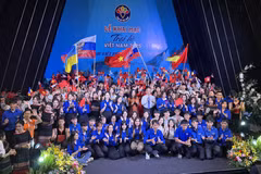 Overseas Vietnamese students engage in an exchange with local youth union members in Dal Lak province. (Photo: VNA)