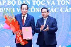 Prime Minister Pham Minh Chinh presents the appointment decision to Dao Ngoc Dung as Minister of Ethnic and Religious Affairs. (Photo: VNA)