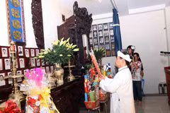 Nguyen Huu Nhon, head of the Management Board of the Nam Thanh oratory performs the incense offering ritual. (Photo: VNA)