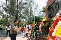 Prime Minister Pham Minh Chinh offers incense and flowers in remembrance of heroic martyrs at Hang Keo Cemetery. (Photo: VNA) 