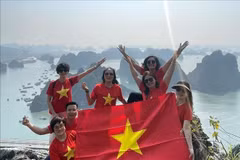 Tourists excited after conquering the peak of Bai Tho Mountain. (Photo: VNA)