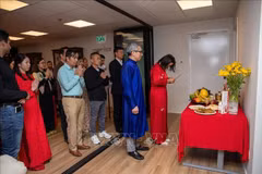 The Vietnamese community in Israel offers incense in tribute to Hung Kings. (Photo: VNA)