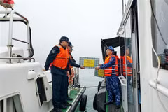 The Vietnam and China Coast Guards conduct a joint patrol in the Gulf of Tonkin. (Photo: VNA)