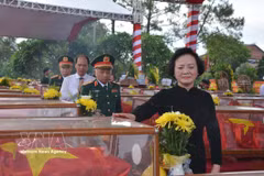 Pham Thi Thanh Tra, member of the Party Central Committee's Secretariat, Deputy Prime Minister and head of the National Steering Committee 515, along with other delegates, pays tribute to the fallen heroes. (Photo: VNA)