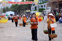More than 70 shoulder-pole vendors recreate the vibrant street food culture of central Vietnam. (Photo: VNA)