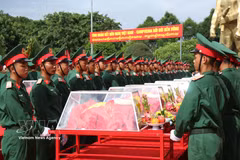 Officials and local residents attend a memorial and burial ceremony for the remains of 27 Vietnamese martyrs at the Dak Lak provincial Martyrs’ Cemetery. (Photo: VNA)