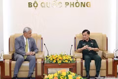 Deputy Minister of National Defence Senior Lieutenant General Hoang Xuan Chien (right) holds talks Kelly McKeague, Director of the Defence POW/MIA Accounting Agency under the US Department of Defence. (Photo: qdnd.vn)