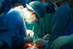 Medical team of the VietDuc Hospital perform the simultaneous heart-lung transplant on a patient with multiple organ failure. (Photo courtesy of the hospital)