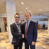 Le Thai Hoa, Vietnamese Trade Counsellor in Israel and Israeli Minister of Economy and Industry Nir Barkat (R). (Photo: VNA)