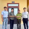 An elongated tortoise is handed over by the Nam Ba Don commune People's Committee in Quang Tri province. (Photo: VNA) 