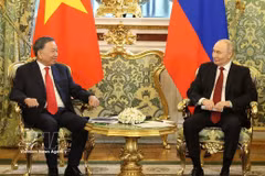 Russian President Putin hosts welcome ceremony for top Vietnamese leader
