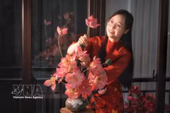 Mooncakes blossom into flowers with traditional tò he techniques