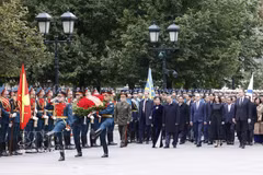 Top Vietnamese leader lays wreath at Tomb of the Unknown Soldier in Moscow